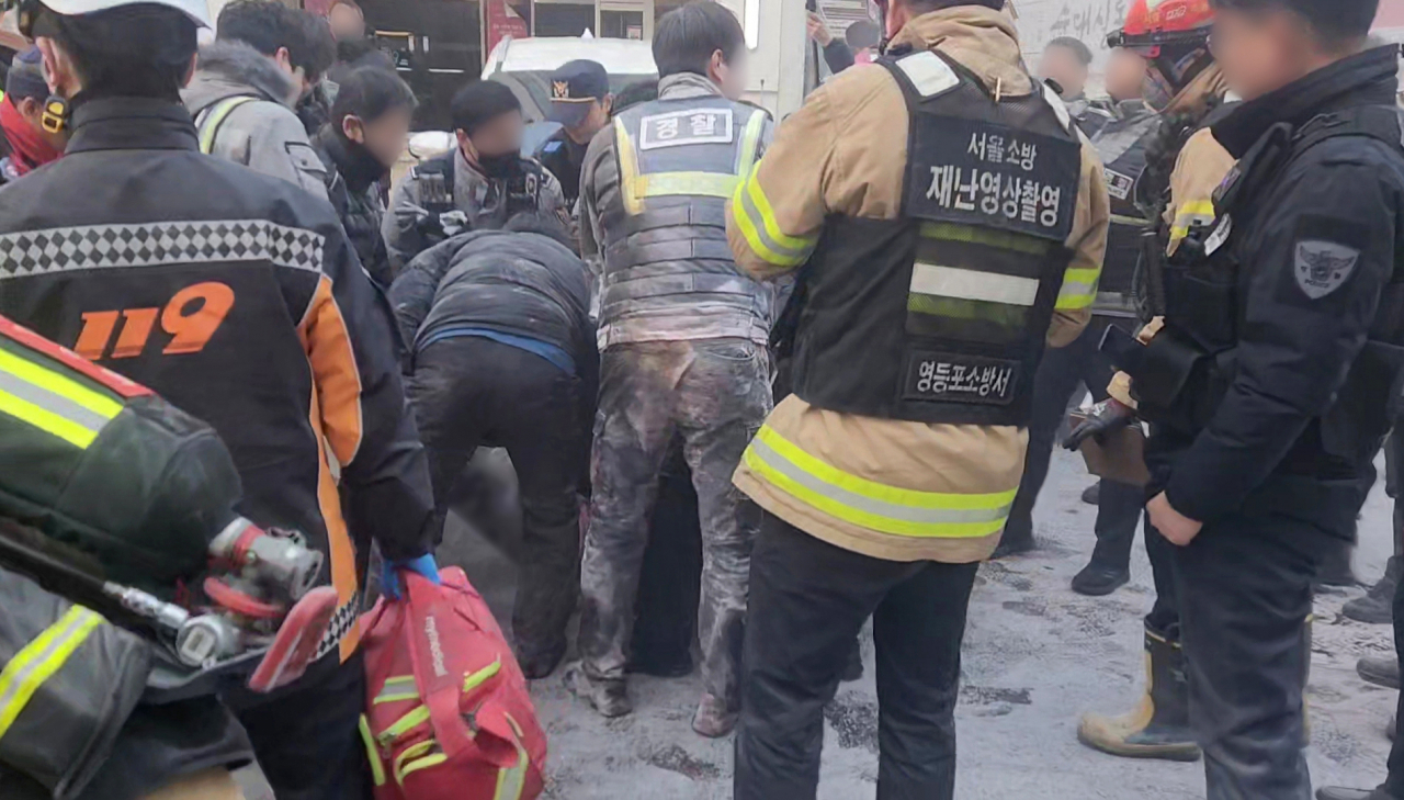 국민의힘 장일 전 서울 노원을 당협위원장이 2일 서울 영등포구 국민의힘 당사 앞에서 공천 탈락에 반발해 분신을 시도, 경찰과 119 구급대원 등이 병원으로 이송하고 있다. 장 전 위원장은 의식이 있는 상태에서 병원으로 이송됐다. 장 전 위원은 노원갑 공천을 신청했지만, 경선 명단과 우선 공천 명단에 포함되지 않았다. [연합]