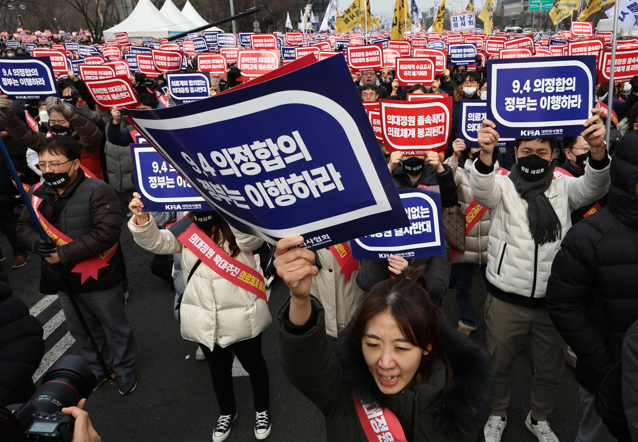 3일 오후 서울 여의도공원 옆 여의대로 인근에서 열린 의대정원 증원 및 필수의료 패키지 저지를 위한 전국의사 총궐기대회에서 참석자들이 의대 정원 확대 반대 및 9.4 의정합의 이행을 촉구하는 내용의 구호를 외치고 있다. [연합]