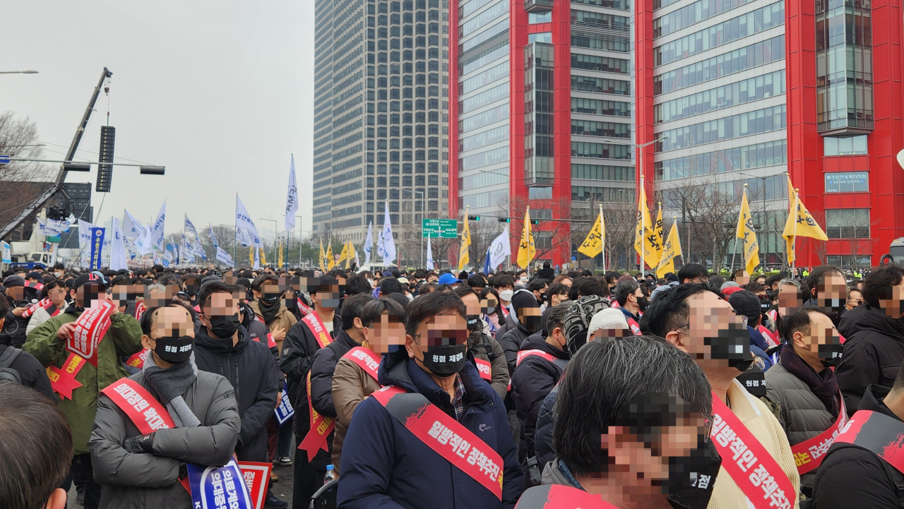 3일 오후 2시께 서울 여의도공원 옆 여의대로 인근에서 정부의 의대 증원 및 필수의료 패키지 저지를 위한 전국의사 총궐기대회가 열렸다. 안효정 기자