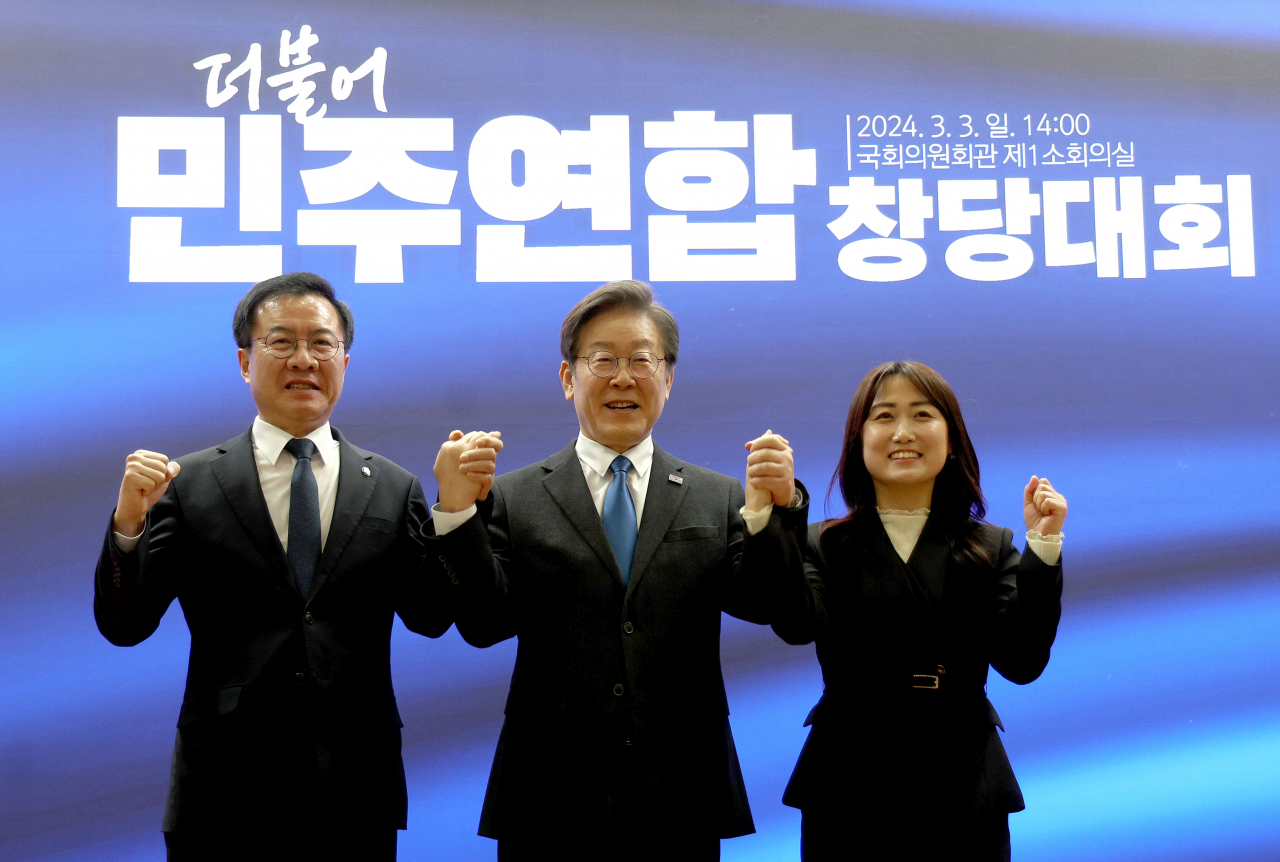 이재명(가운데) 더불어민주당 대표 및 민주당이 주도하는 비례대표 위성정당 ‘더불어민주연합’ 공동대표를 맡은 윤영덕 의원, 백승아 전국초등교사노조 수석부위원장. 사진은 지난 3일 국회 의원회관에서 열린 더불어민주연합 중앙당 창당대회에서 기념촬영 모습. [연합]