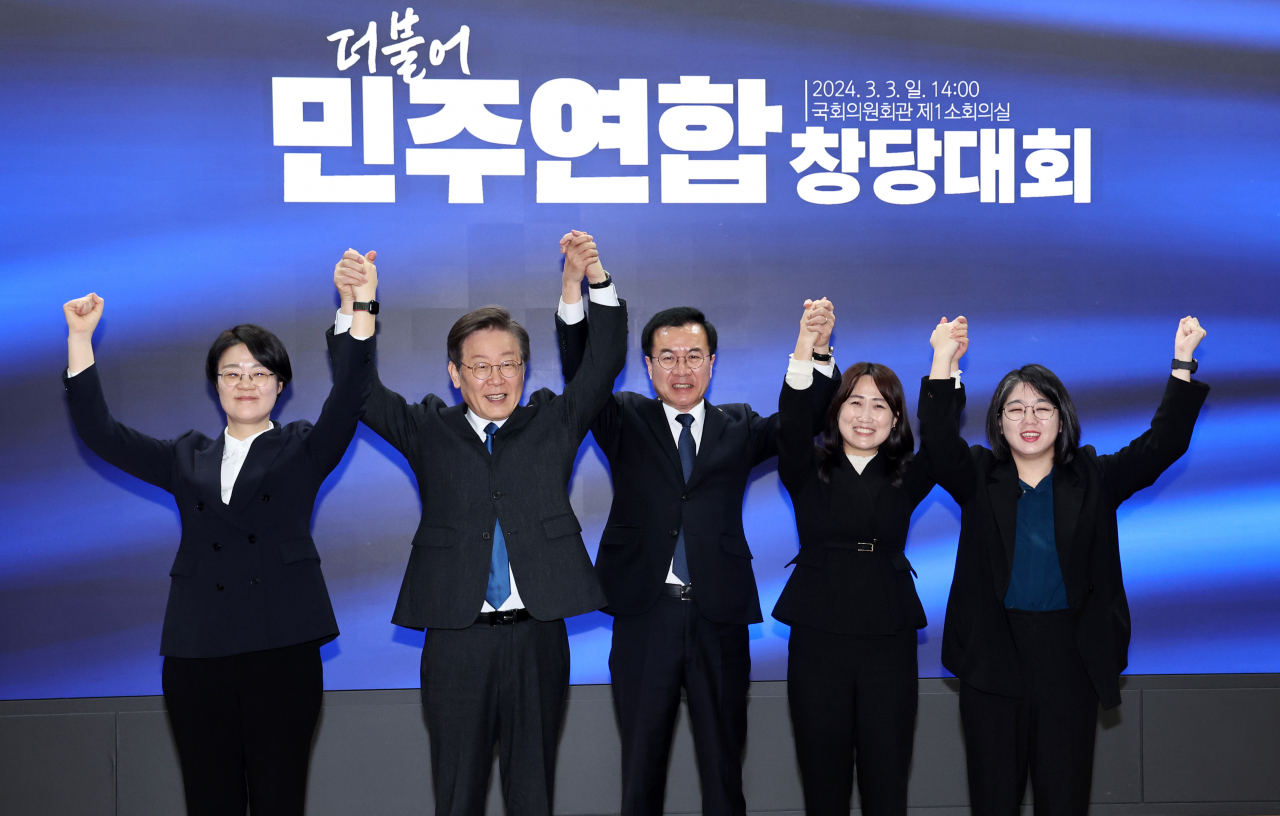 이재명 더불어민주당 대표를 비롯한 참석자들이 3일 국회 의원회관에서 열린 더불어민주연합 중앙당 창당대회에서 기념촬영을 하고 있다. 왼쪽부터 윤희숙 진보당 대표, 이 대표, 윤영덕·백승아 더불어민주연합 공동대표, 용혜인 새진보연합 상임대표. [연합]