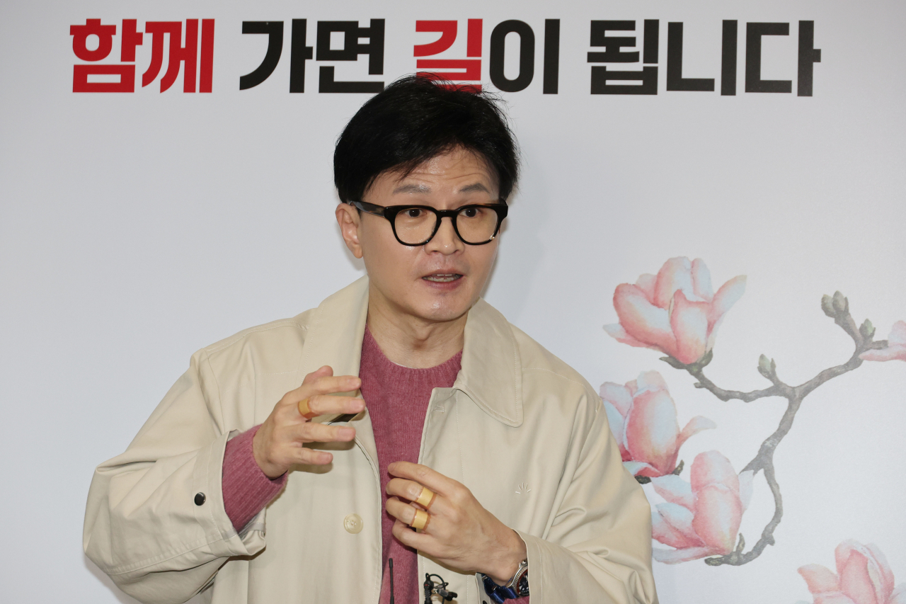 한동훈 국민의힘 비상대책위원장이 3일 오후 서울 여의도 당사에 들어서며 취재진의 질문에 답하고 있다. [연합]