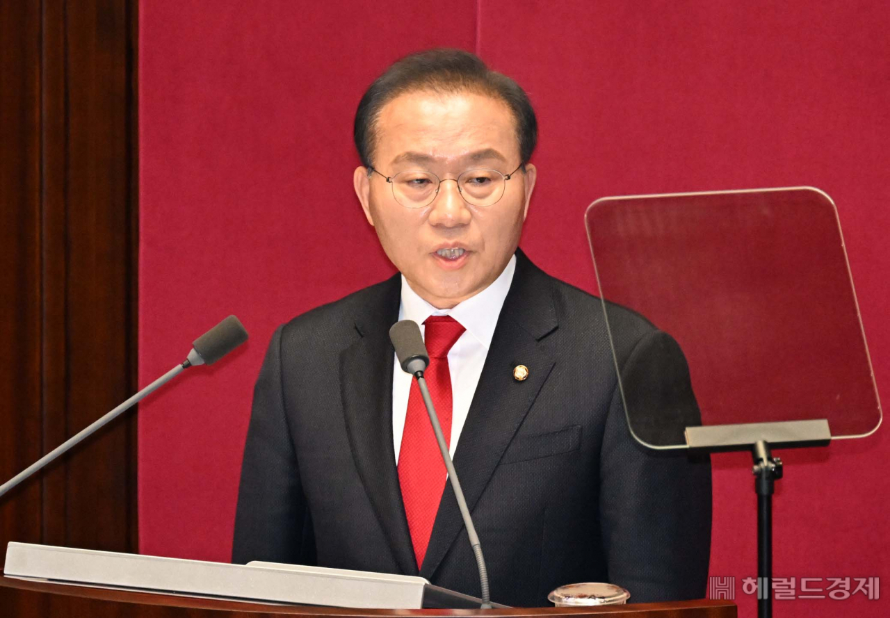 윤재옥 국민의힘 원내대표가 21일 서울 여의도 국회에서 열린 본회의에 참석해 교섭단체 대표 연설을 하고 있다. 임세준 기자