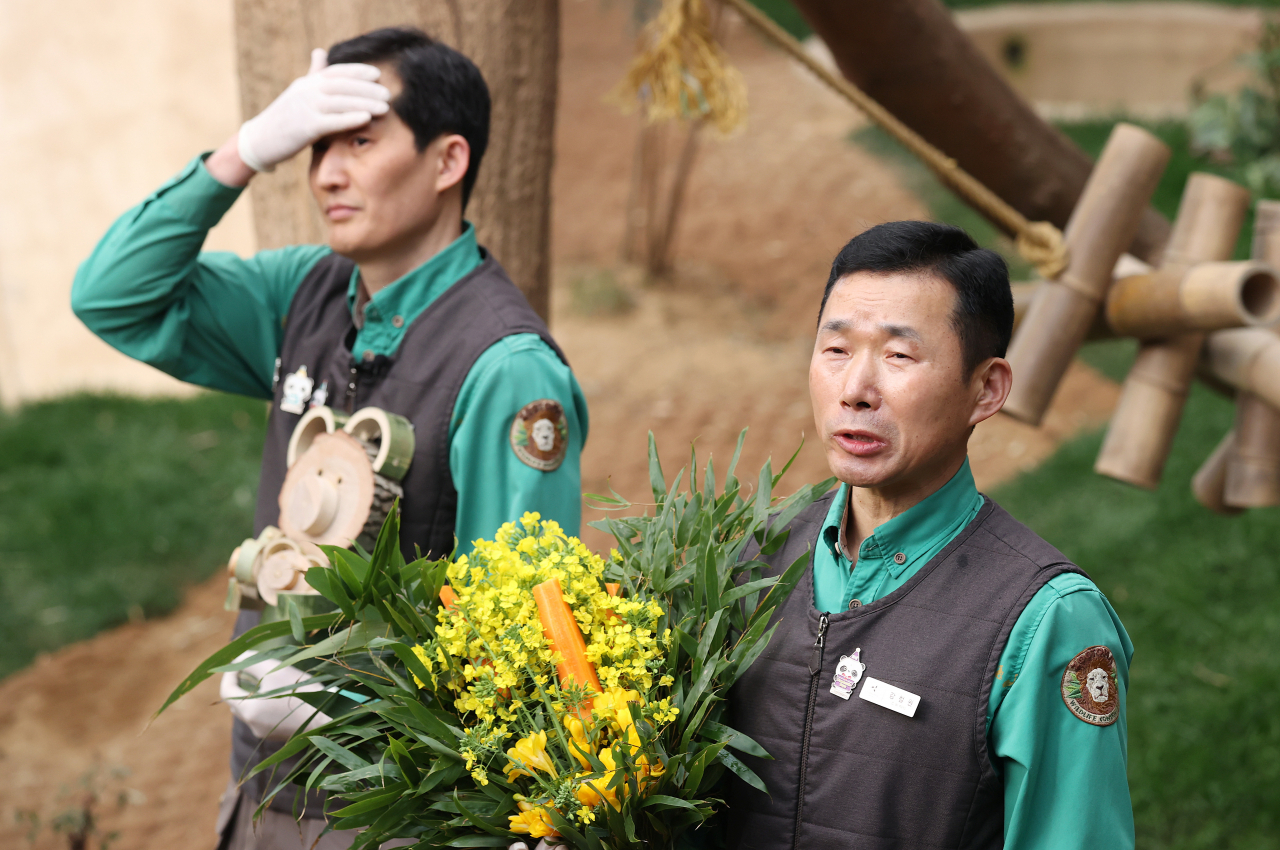 3일 오전 경기 용인시 에버랜드 판다월드에서 다음 달 중국으로 돌아가는 자이언트 판다 '푸바오'의 마지막 공개에 앞서 강철원 사육사가 푸바오를 소개하고 있다. 푸바오는 오는 4일부터 중국으로 이동할 준비에 들어간다. [연합]