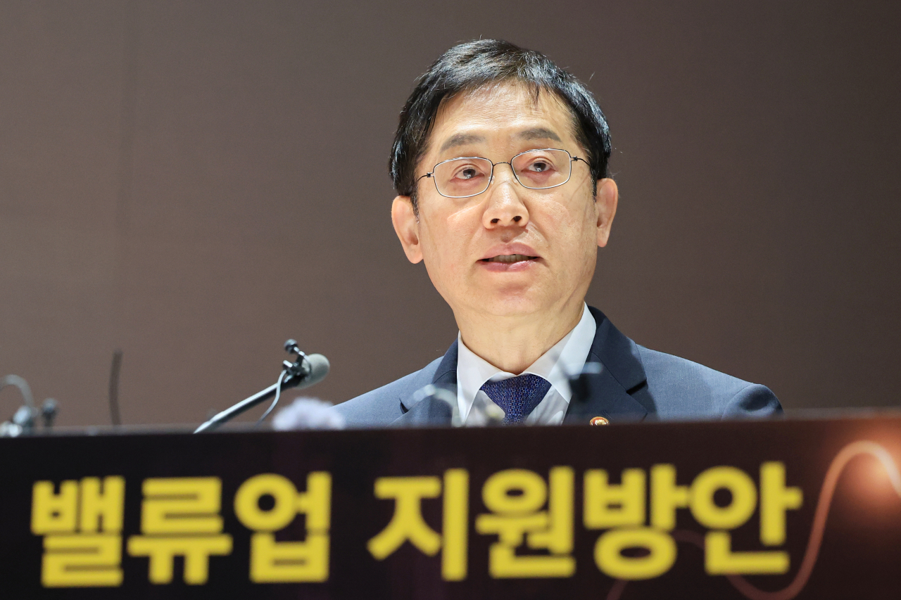 김주현 금융위원장이 지난달 26일 서울 영등포구 여의도 한국거래소 컨퍼런스홀에서 열린 '한국 증시 도약을 위한 기업 밸류업 지원방안 1차 세미나'에 참석해 축사하고 있다. 연합뉴스