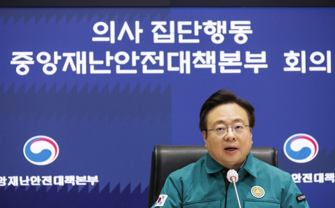 정부의 의과대학 증원 정책에 반대한 전공의 중심 의사 집단행동이 계속되고 있는 4일 오전 조규홍 보건복지부 장관이 서울 종로구 정부서울청사 내 상황실에서 열린 중앙재난안전대책본부 회의에 참석해 발언하고 있다. [연합]