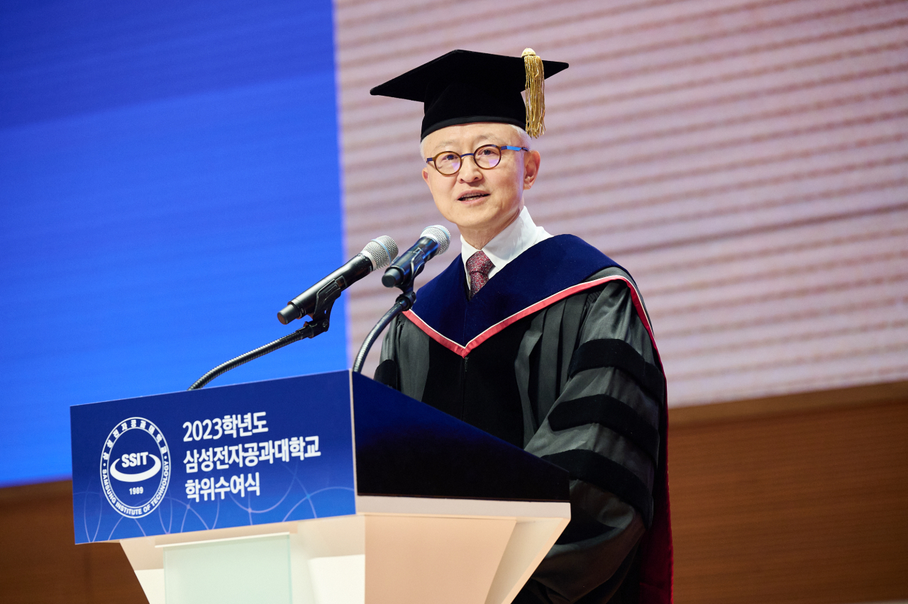 경계현 삼성전자공과대학교 총장(삼성전자 DS 부문 사장)이 2023학년도 학위수여식에서 축사를 하고 있다. [삼성전자 제공]