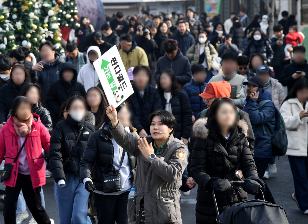 푸바오가 일반 관람객들을 만나는 마지막 날인 지난 3일 오전 경기도 용인 에버랜드에서 관람객들이 입장하고 있다. [연합]