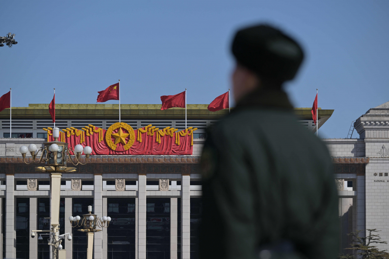 중국 인민해방군(PLA) 군인이 양회(兩會·전국인민대표대회와 정협)을 하루 앞둔 지난 3일 베이징에 있는 중국 국립박물관 앞에서 경비를 서고 있다. [AFP]]