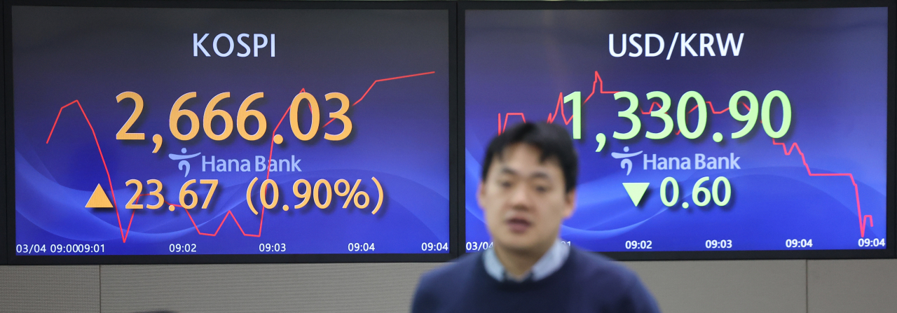 An electronic board showing the Korea Composite Stock Price Index at a dealing room of the Hana Bank headquarters in Seoul on Monday. (Yonhap)