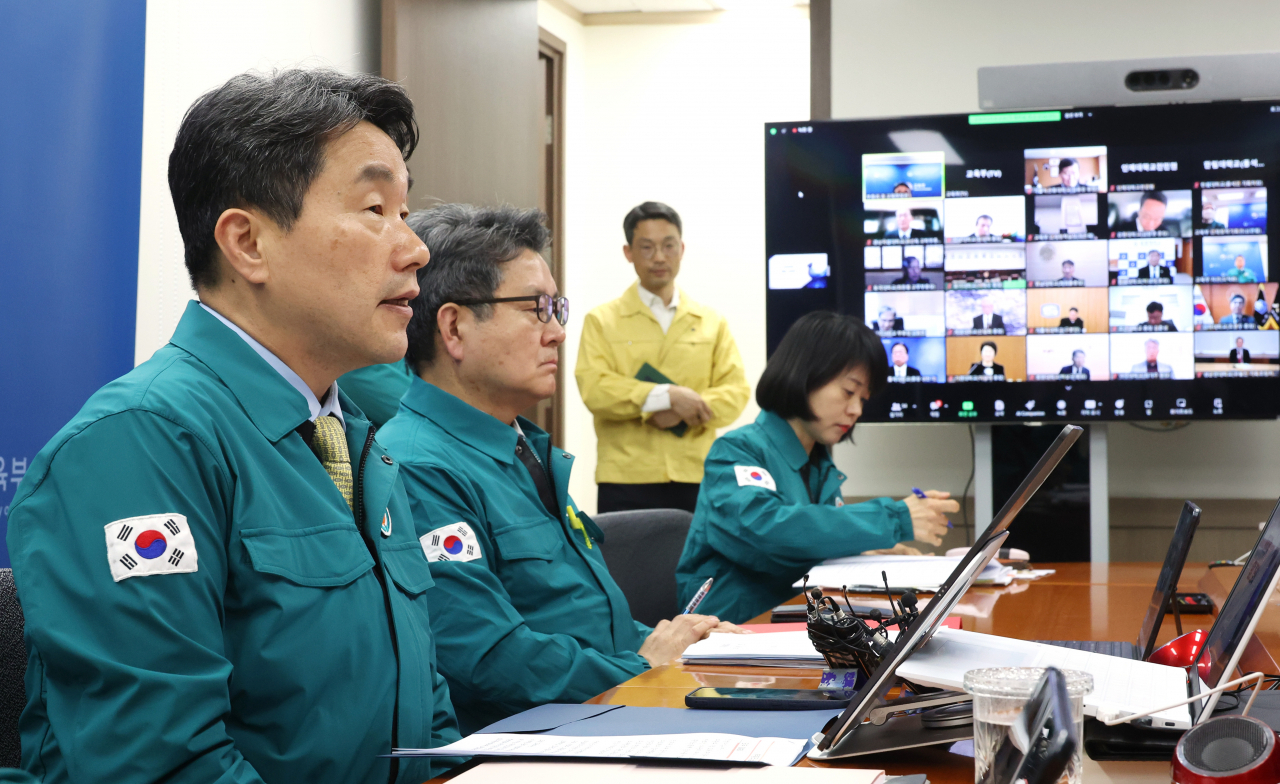 이주호 부총리 겸 교육부 장관이 지난달 28일 정부서울청사에서 열린 의대 운영대학 총장 간담회를 열고 있다. [연합]