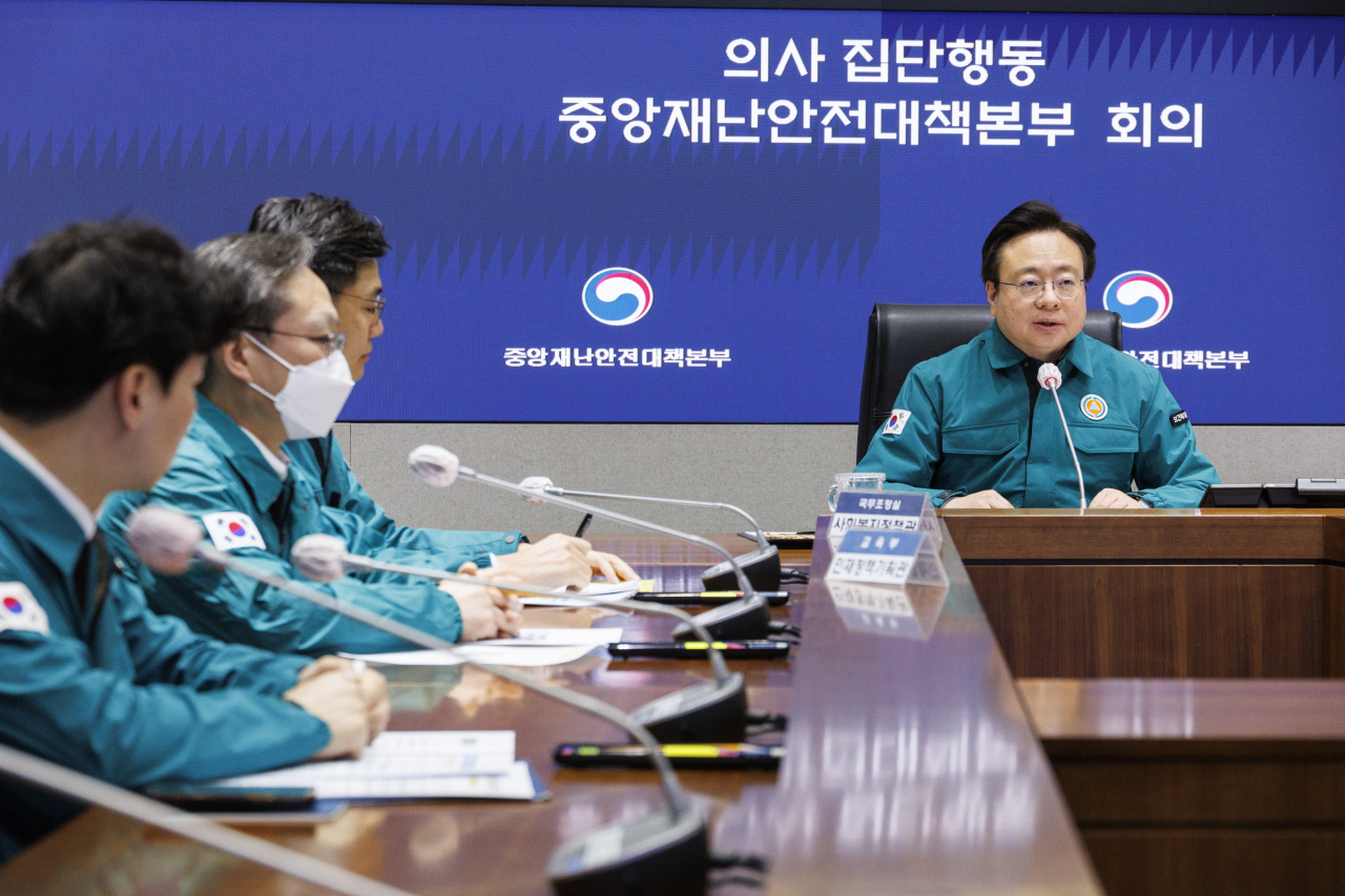 정부의 의과대학 증원 정책에 반대한 전공의 중심 의사 집단행동이 계속되고 있는 가운데, 조규홍 보건복지부 장관이 4일 오전 서울 종로구 정부서울청사 내 상황실에서 열린 중앙재난안전대책본부 회의에 참석해 발언하고 있다.[연합]