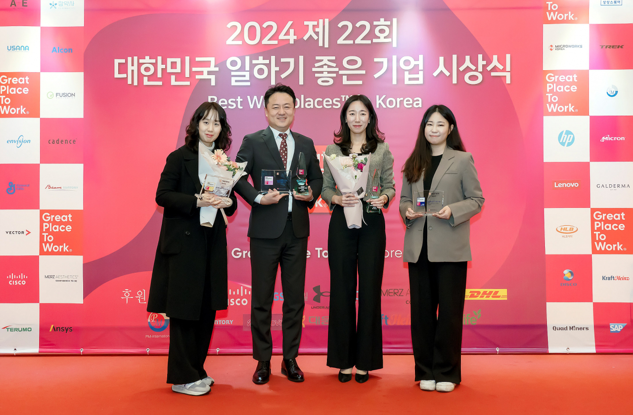 대웅제약이 GPTW가 선정한 2024 글로벌 ESG 인권경영 인증 부문에서 수상한 후 대웅제약 기념 촬영을 하고 있다. 왼쪽부터 대웅제약의 한혜원 인사팀원, 박상준 인사팀장, 함보름 인사실장, 전세미 홍보실 과장.[대웅제약 제공]