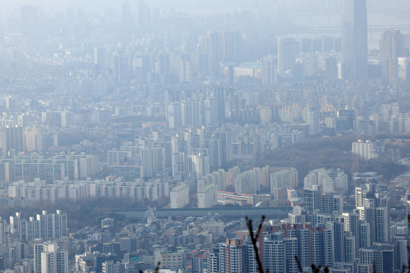 경기도 광주시 남한산성에서 바라본 서울의 아파트 밀집지역 모습 [연합]