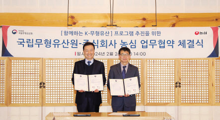 이병학(왼쪽) 농심 대표이사와 문영철 국립무형유산원 원장직무대리가 지난 26일 경복궁 흥복전에서 열린 업무협약식에서 기념촬영을 하고 있다. [농심 제공]