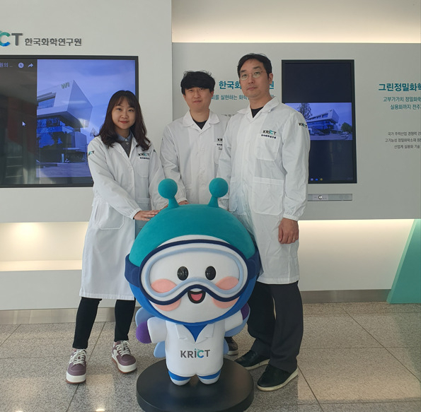 재활용 가능한 열경화성 플라스틱 소재를 개발한 김진철(오른쪽) 박사 연구팀.[한국화학연구원 제공]