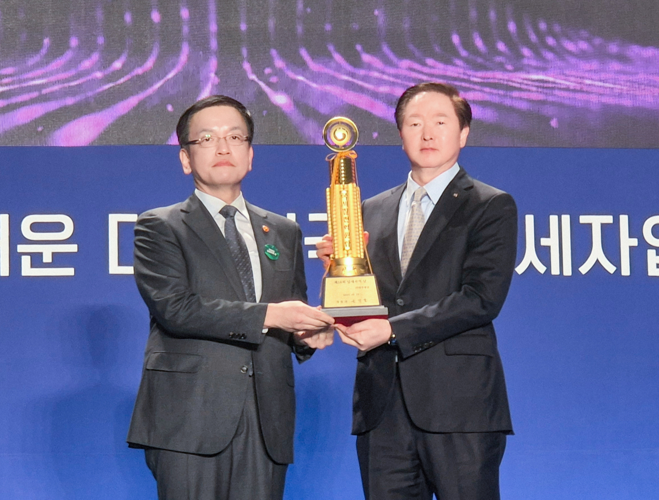 대한항공은 4일 오전 서울 중구 동대문디자인플라자에서 개최된 ‘제58회 납세자의 날’ 기념행사에서 모범 납세기업으로 국가 재정에 기여한 공로를 인정받아 ‘고액 납세의 탑’을 받았다. 우기홍(오른쪽) 대한항공 대표이사 사장이 최상목 경제부총리와 기념사진을 촬영하고 있다. [대한항공 제공]