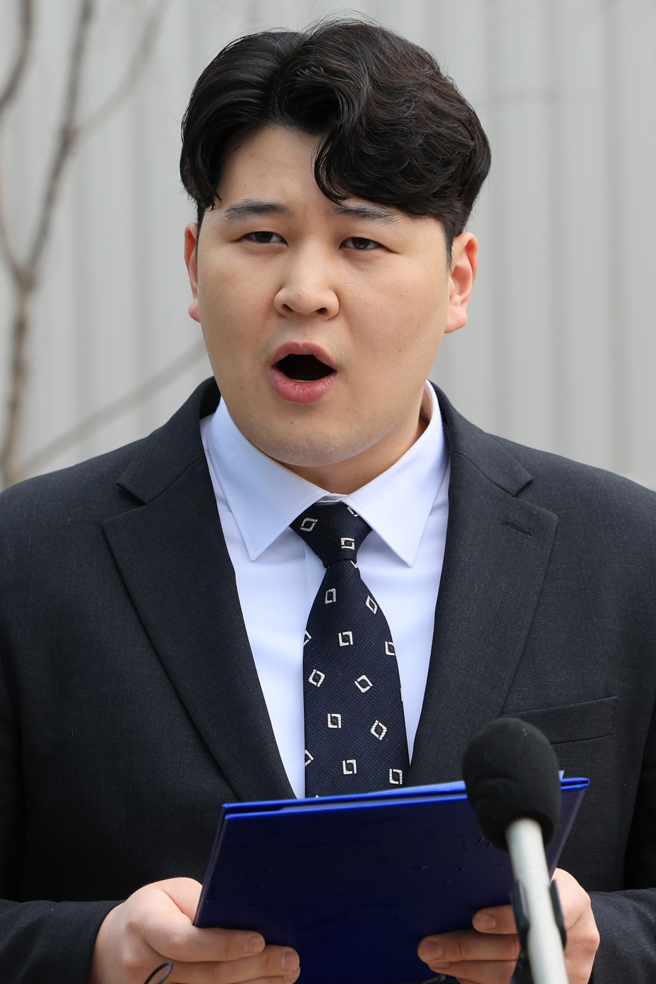 대전성모병원에서 전공의로 근무하다 사직서를 제출한 류옥하다 씨가 지난달 29일 오후 서울 용산구 대한의사협회 앞에서 기자회견을 열고 정부에 소통 창구 통일 등을 요구하고 있다. [연합]