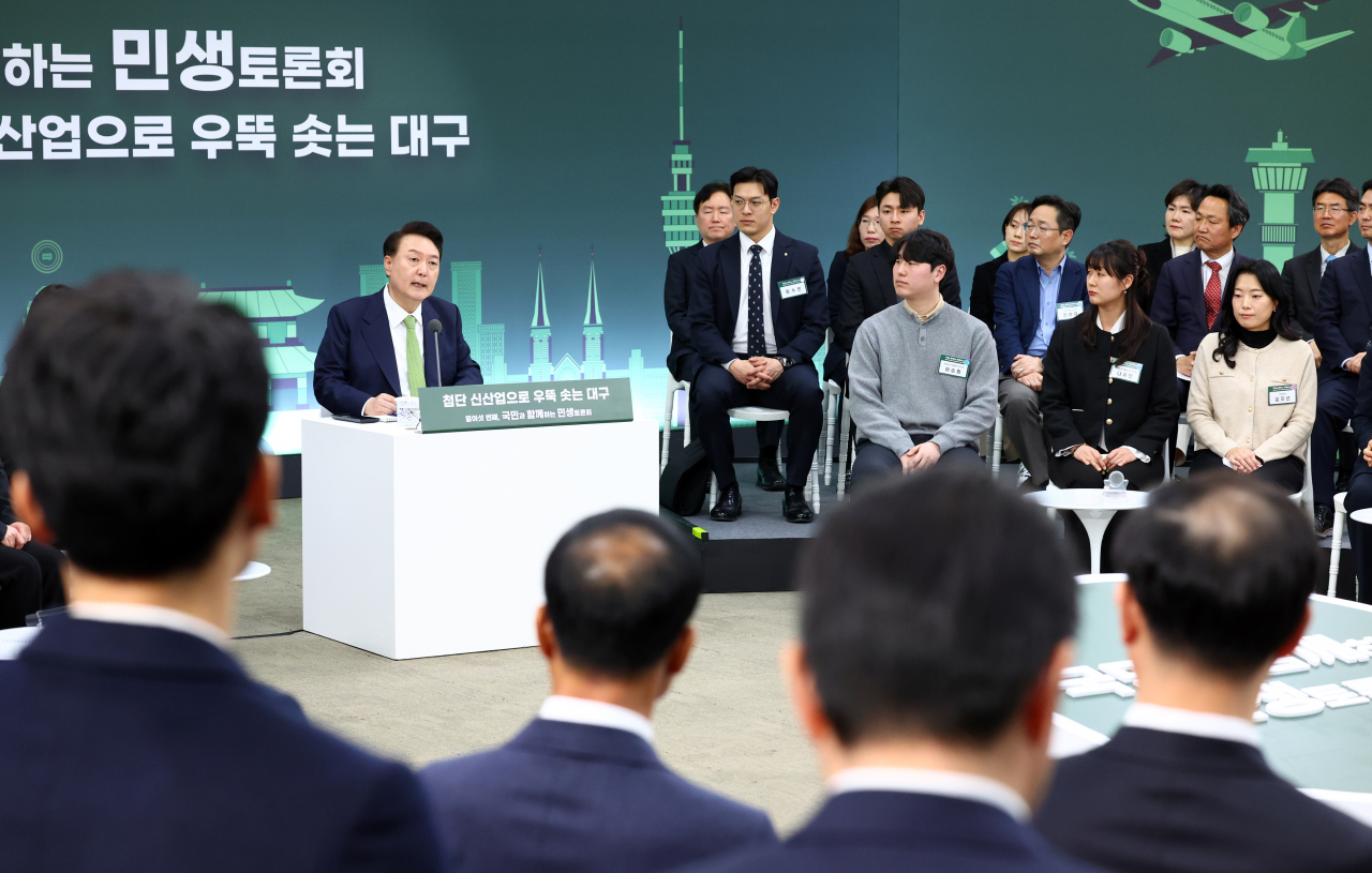 윤석열 대통령이 4일 대구 북구 경북대학교에서 '첨단 신산업으로 우뚝 솟는 대구'를 주제로 열린 열여섯 번째 국민과 함께하는 민생토론회에서 발언하고 있다. [연합]