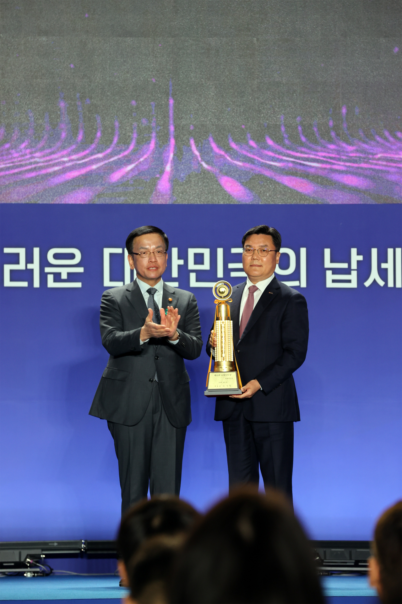호반건설, 납세자의 날 수상 기념사진. 왼쪽부터 최상목 부총리 겸 기획재정부 장관, 호반건설 박철희 총괄사장. [호반건설]
