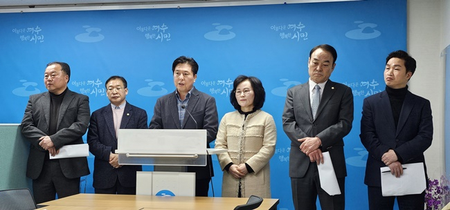 민주당 여수을 지역 전·현직 시도의원 6명이 4일 기자회견을 열고 조계원 후보 지지를 선언하고 있다.