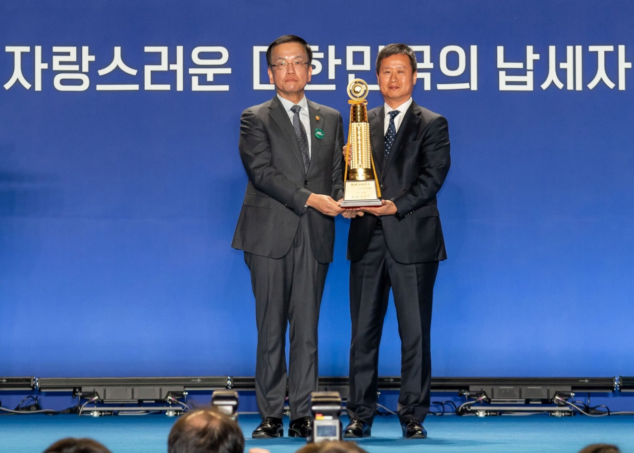 박기덕(오른쪽) 고려아연 사장이 제 58회 납세자의 날 기념식 행사에서 ‘고액납세의 탑’ 수상 뒤 기념 촬영을 하는 모습. [고려아연 제공]