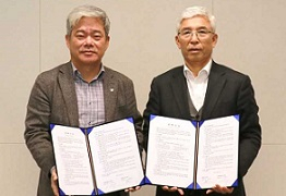 이복진 태림포장 대표(오른쪽)와 신영수 CJ대한통운 대표가 전략적 제휴 관련 업무협약을 하고 있다. {태림 제공]
