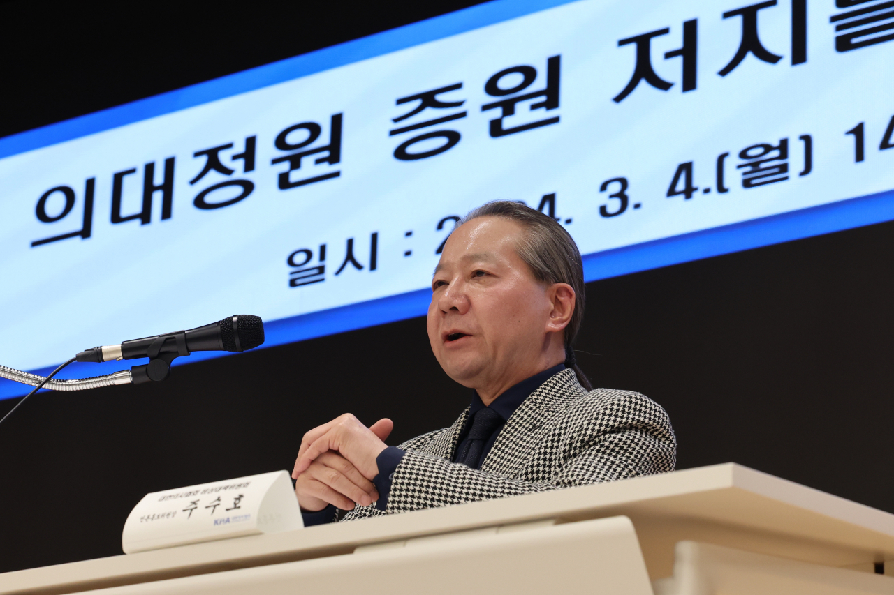 주수호 대한의사협회 비상대책위원회 언론홍보위원장이 4일 오후 서울 용산구 대한의사협회관에서 정례브리핑을 하고 있다. 연합뉴스