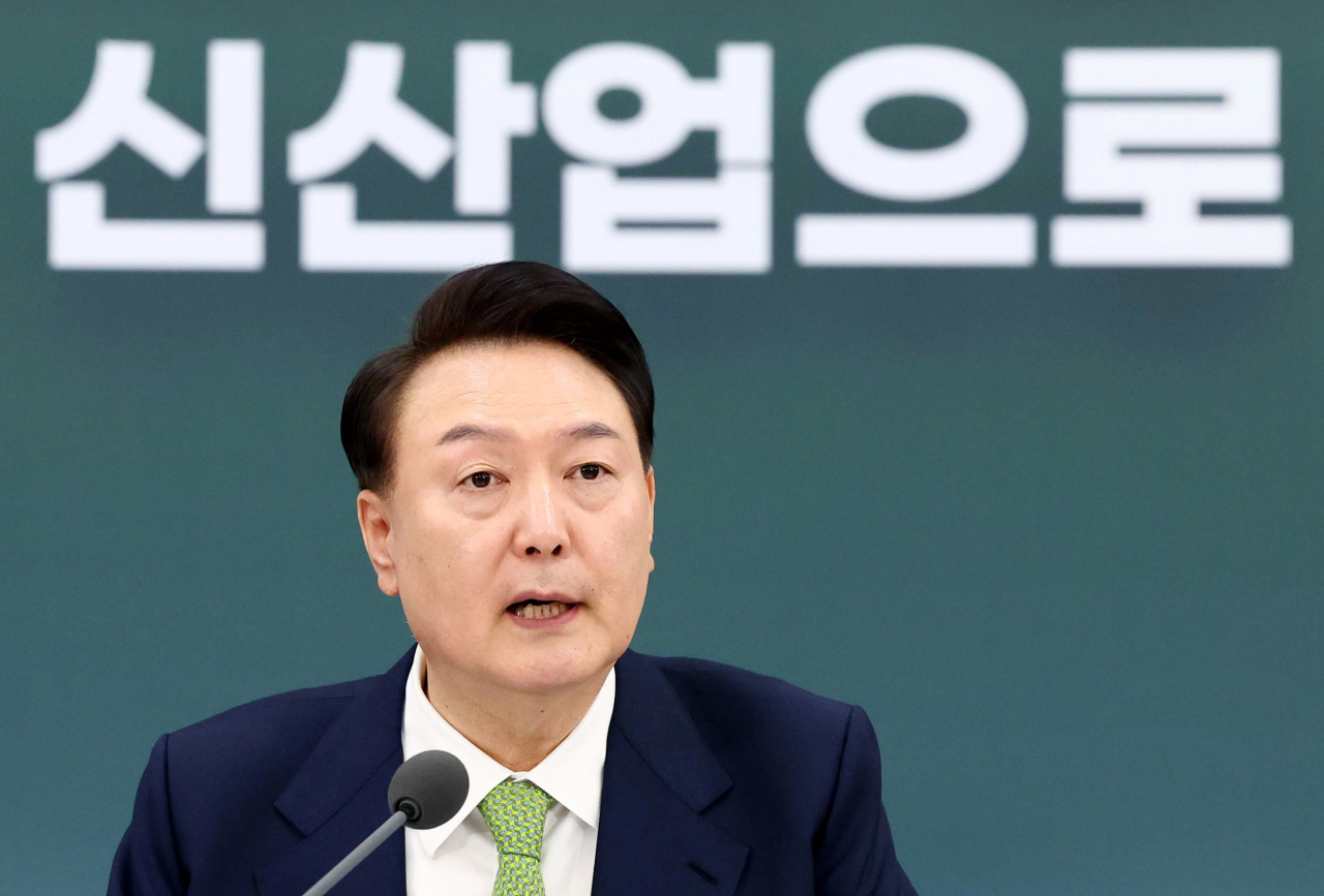 윤석열 대통령이 4일 대구 북구 경북대학교에서 '첨단 신산업으로 우뚝 솟는 대구'를 주제로 열린 열여섯 번째 국민과 함께하는 민생토론회에서 발언하고 있다. [연합]