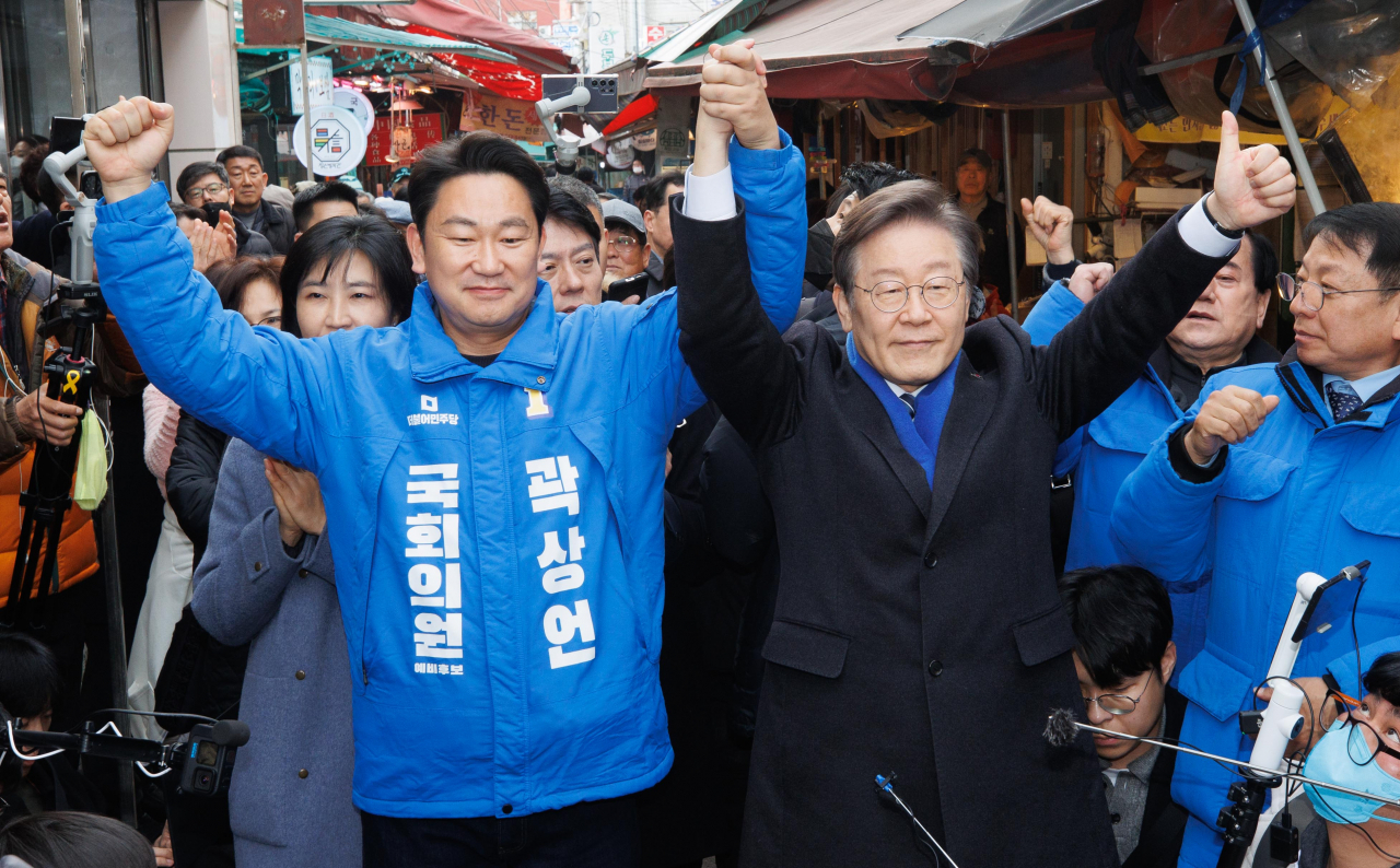 이재명(앞줄 오른쪽) 더불어민주당 대표가 4일 종로구 곽상언 후보와 창신시장을 방문하고 있다. [연합]