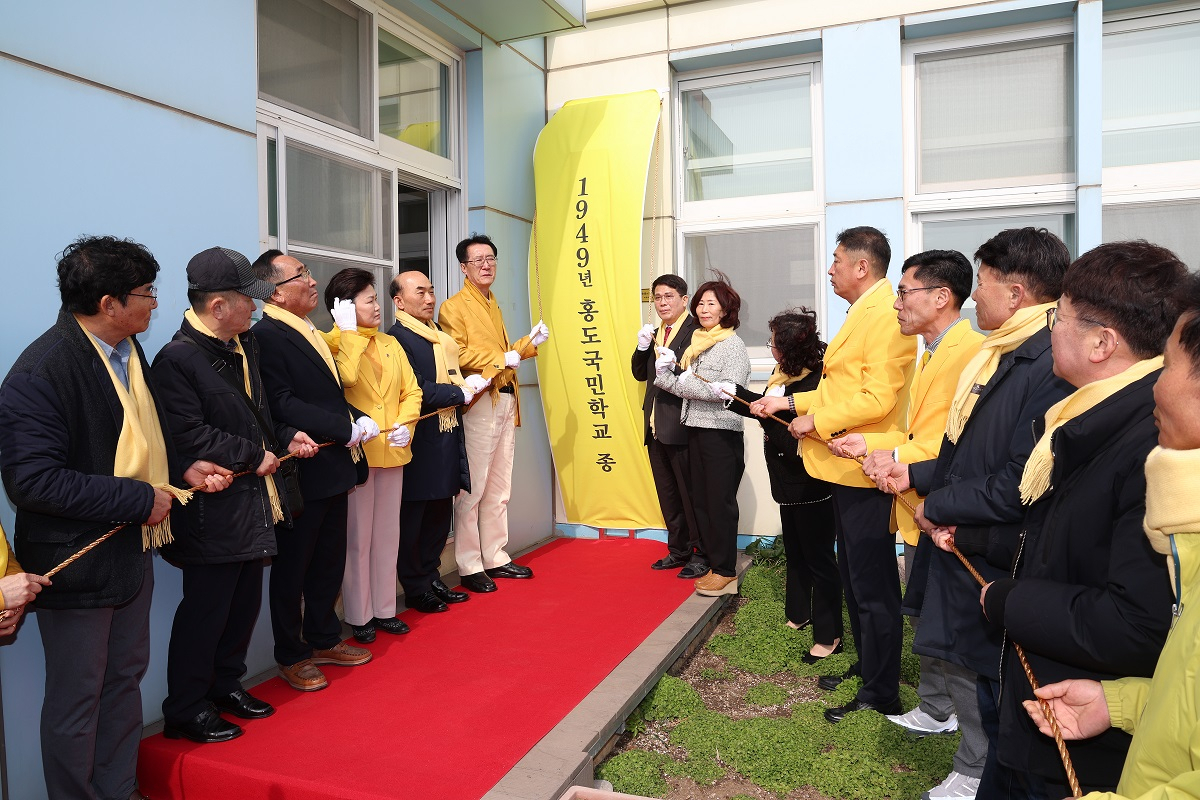 신안군은 4일 흑산초등학교 홍도분교에 입학식을 가졌다고 밝혔다