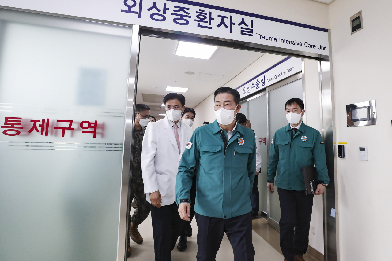 신원식 국방부장관이 지난달 28일 국군수도병원을 방문해 군병원 비상진료체계를 점검하고 관계관들을 격려했다. [국방부 제공]