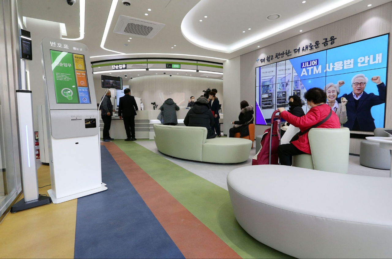 The interior of Shinhan Bank‘s Sillim-dong branch in Gwanak-gu, southern Seoul, shows color-coded lines on the floors to direct customers to the respective services. (Shinhan Bank)