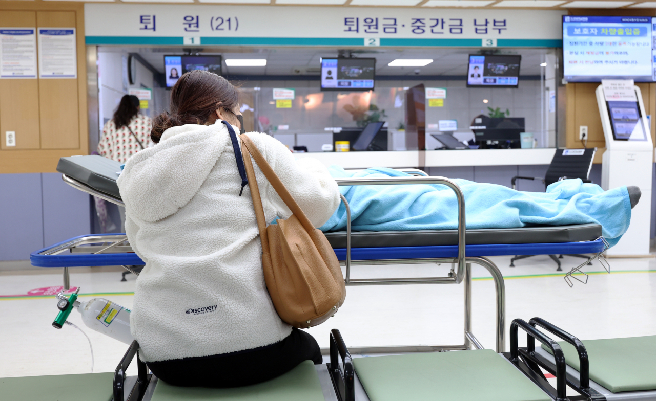 전공의 집단이탈이 시작된지 이틀째인 21일 광주 동구 조선대병원에서 한 환자와 보호자가 진료를 기다리고 있다. 연합뉴스
