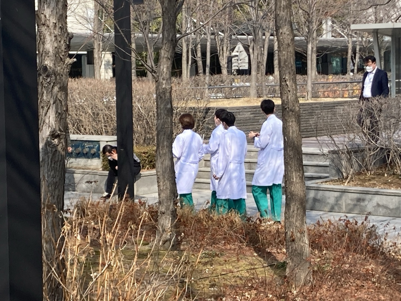 서울의 한 상급종합병원에서 의사들이 걸어가고 있다. 손인규 기자
