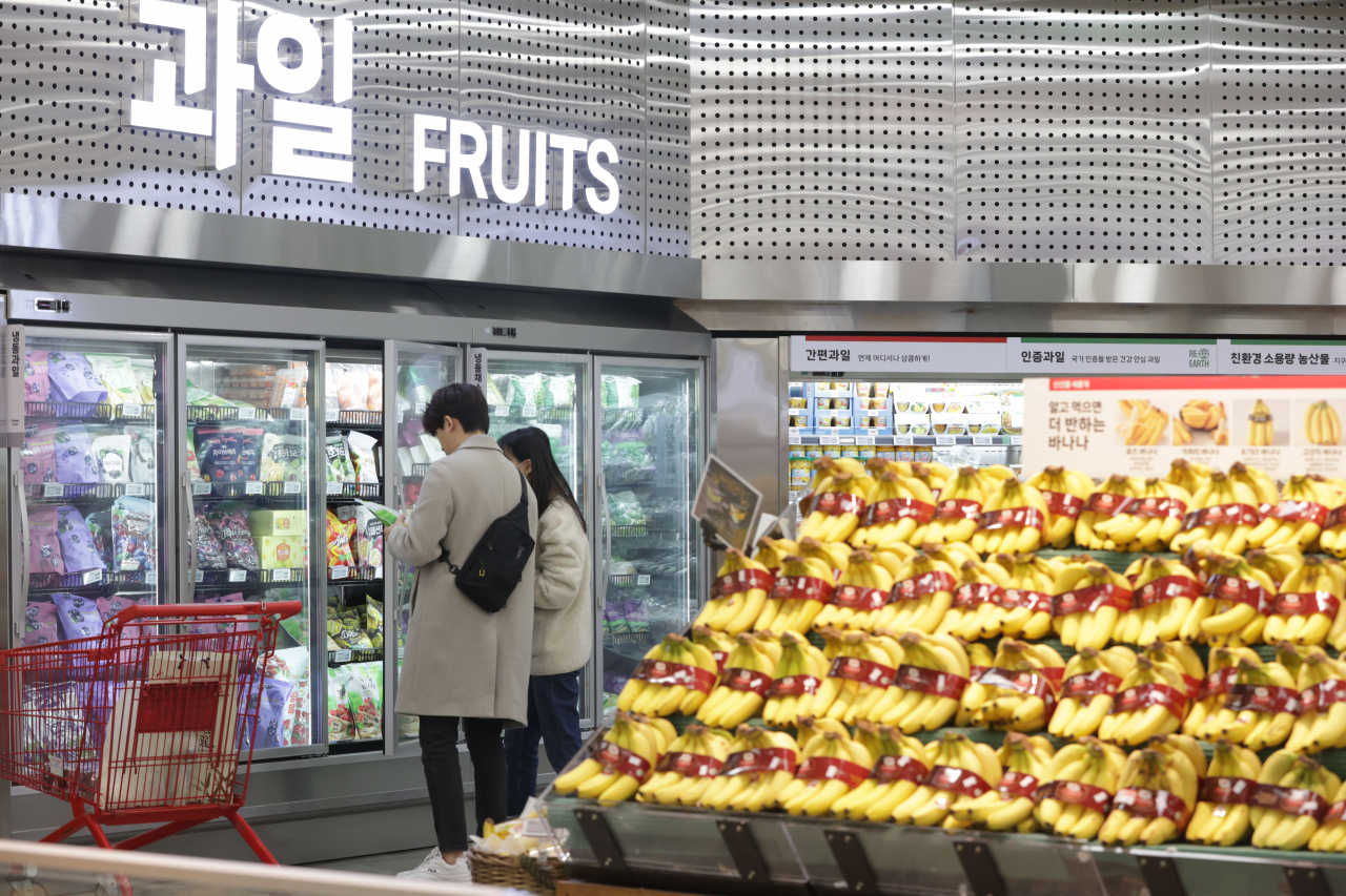 서울의 한 대형마트에 진열된 냉동 과일 [연합]
