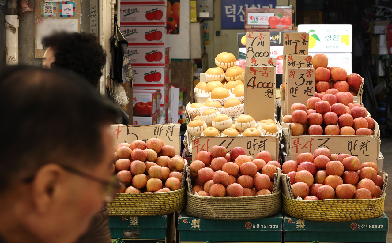 서울의 한 전통시장의 과일 판매대. [연합]