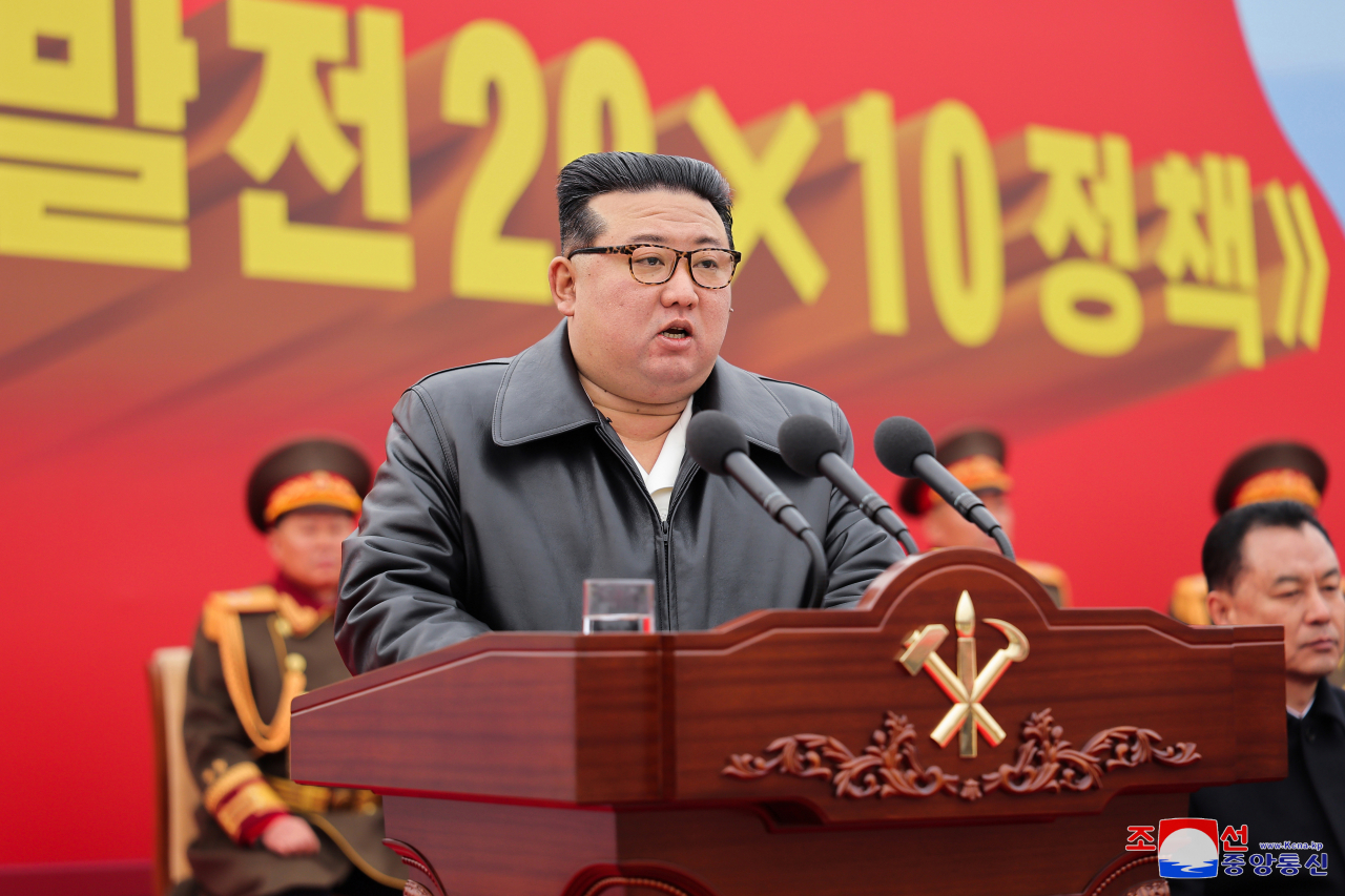 북한 김정은 국무위원장이 역점을 두고 있는 '지방발전 20&times;10 정책'에 따른 첫 공장 건설이 시작됐다. 조선중앙통신은 지난 28일 평안남도 성천군 지방공업공장 건설 착공식이 진행됐고 김정은 위원장이 참석해 연설했다고 29일 보도했다. [국내에서만 사용가능. 재배포 금지. For Use Only in the Republic of Korea. No Redistribution] 연합뉴스