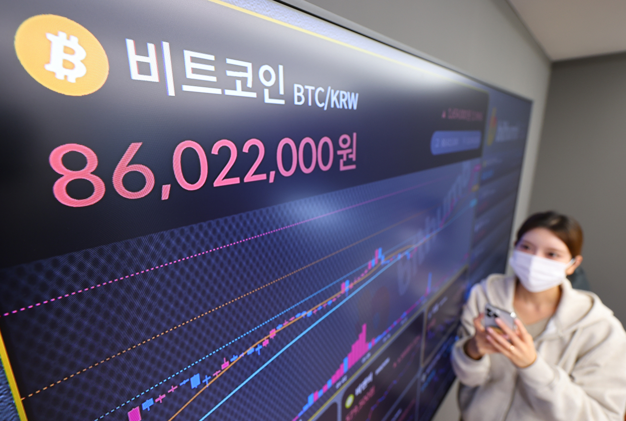 불붙은 비트코인, 역대 최고점 턱밑… 6만7000달러선도 돌파 - 헤럴드경제