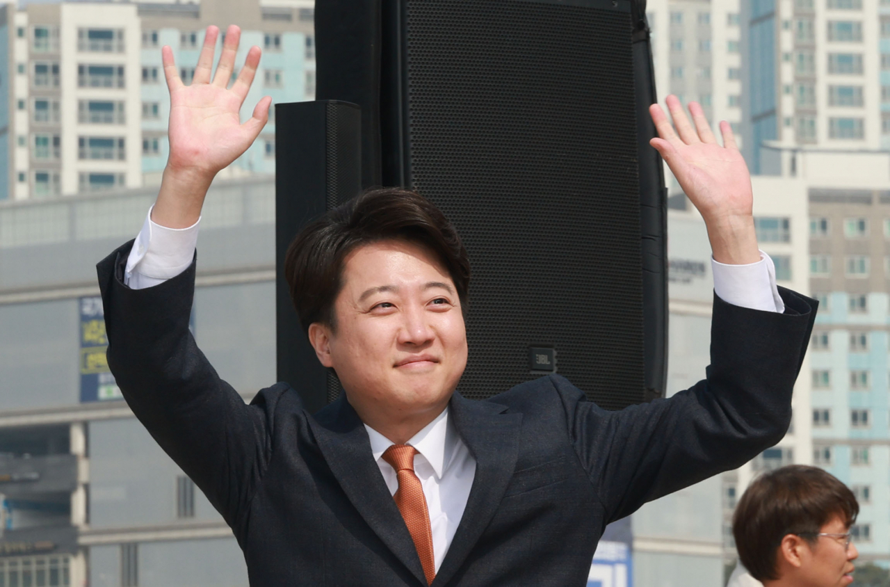 개혁신당 이준석 대표가 4일 오후 경기도 화성시 정조로 동탄호수공원에서 제22대 국회의원선거 화성을 출마 선언 기자회견에 앞서 지지자들에게 손을 흔들고 있다. [연합]