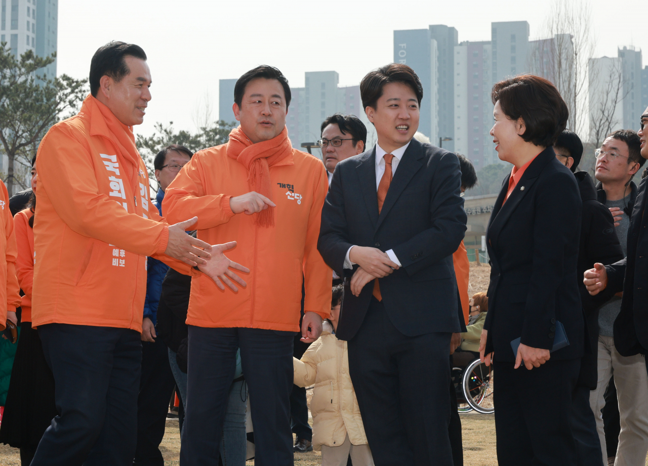 개혁신당 이준석 대표가 4일 오후 경기도 화성시 정조로 동탄호수공원에서 제22대 국회의원선거 화성을 출마 선언 기자회견에 앞서 양향자 원내대표, 김용남 정책위의장과 대화하고 있다. [연합]