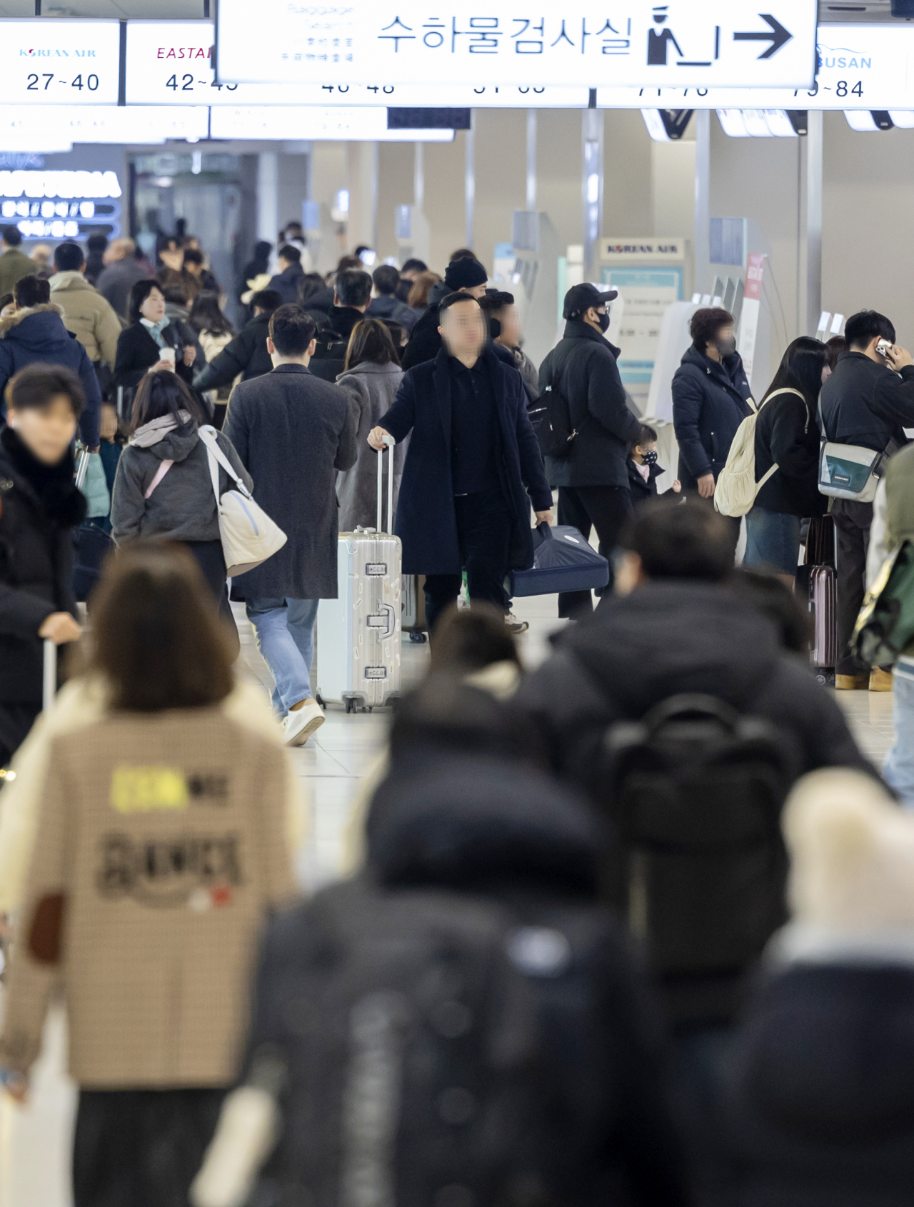 한 시민이 선물을 든 채 김포공항 국내선 출국장으로 향하고 있다. 기사 내용과는 무관. [연합]