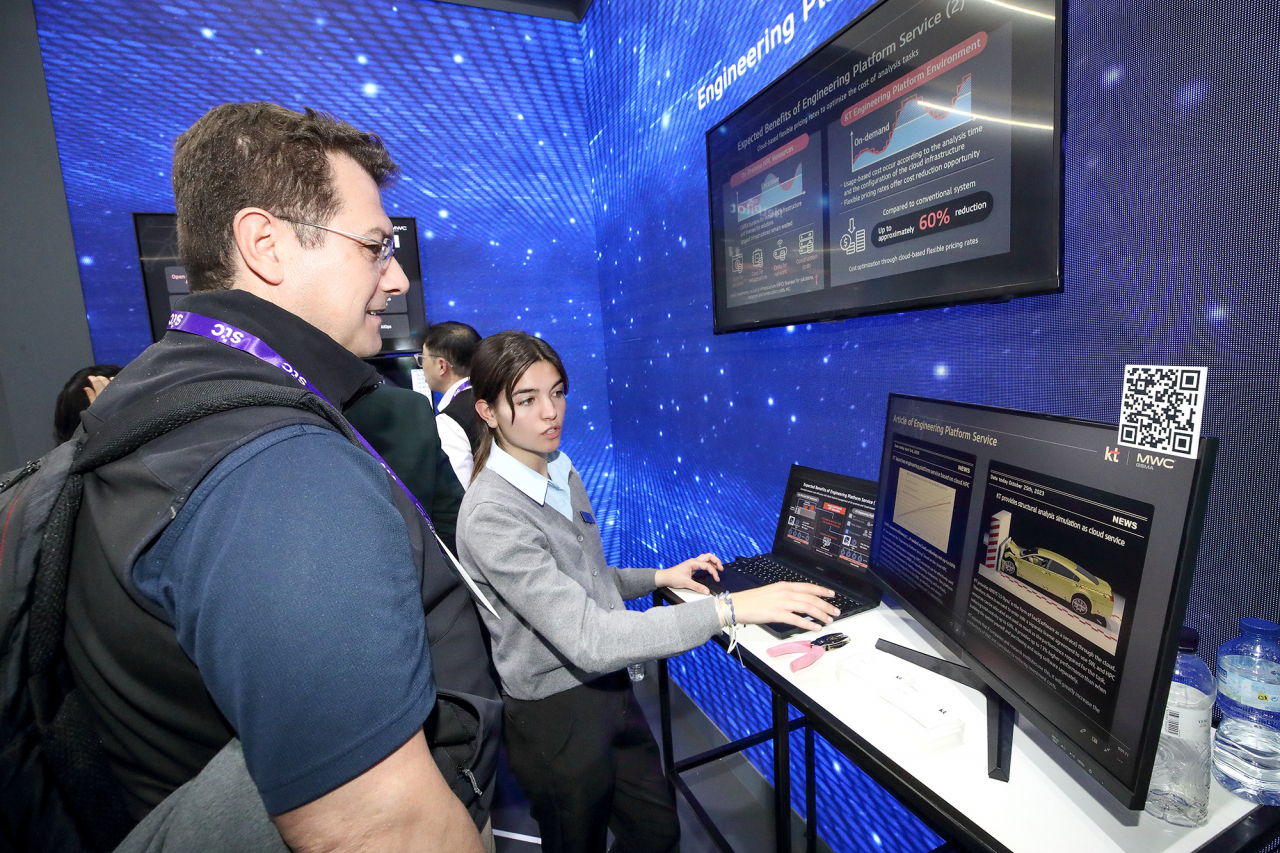 최근 스페일 바르셀로나에서 열린 모바일월드콩그레스 2024(MWC 2024) KT 전시부스에서 직원이 관람객에게 엔지니어링 플랫폼 서비스를 소개하고 있다. [KT 제공]