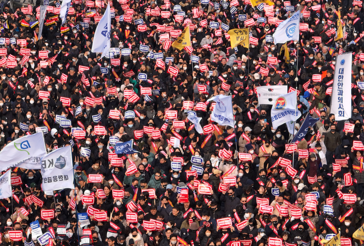 지난 3월 3일 서울 영등포구 여의대로에서 열렸던 대한의사협회 주최 전국의사총궐기 대회 모습 [연합]