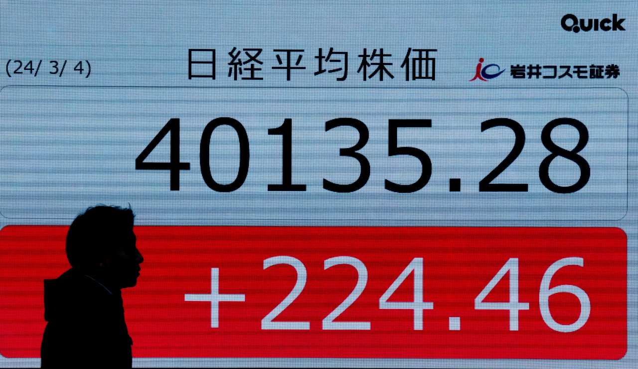지난 4일 일본 증시의 대표 주가지수인 닛케이225 평균주가(닛케이지수)가 4만선을 지키고 있는 가운데 도쿄 시내 주가 시황 전광판 앞을 행인이 지나가고 있다. 연합뉴스