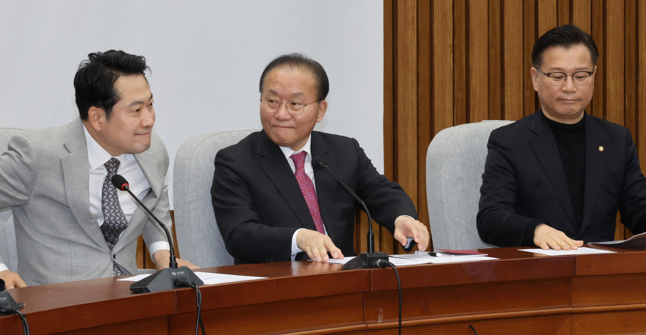 윤재옥 국민의힘 원내대표(가운데)와 장동혁 사무총장(왼쪽), 이양수 원내수석부대표가 5일 국회에서 열린 원내대책회의에 참석하고 있다. [연합]