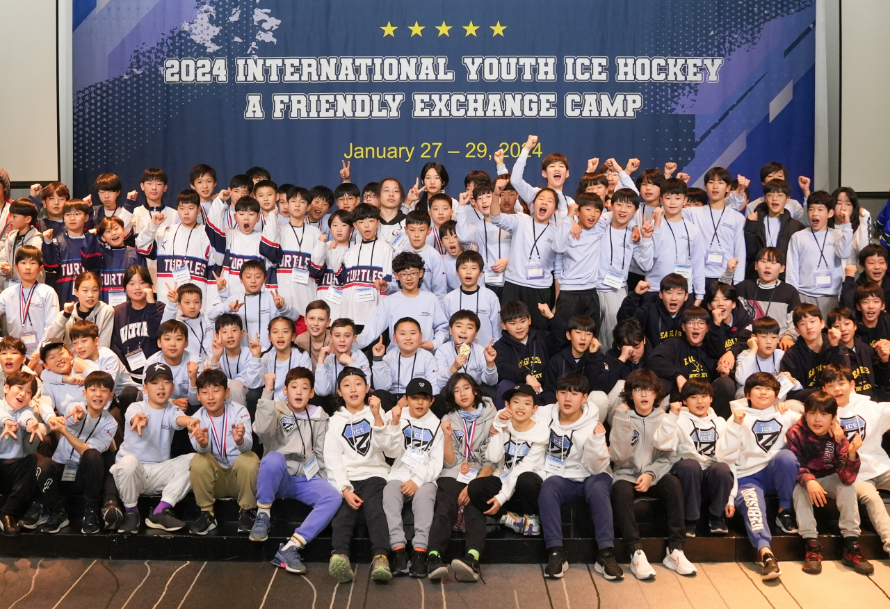 2024년 강원 동계청소년올림픽대회 연계 한중일 국제 유소년 아이스하키 교류캠프 단체사진[한국관광공사 제공]