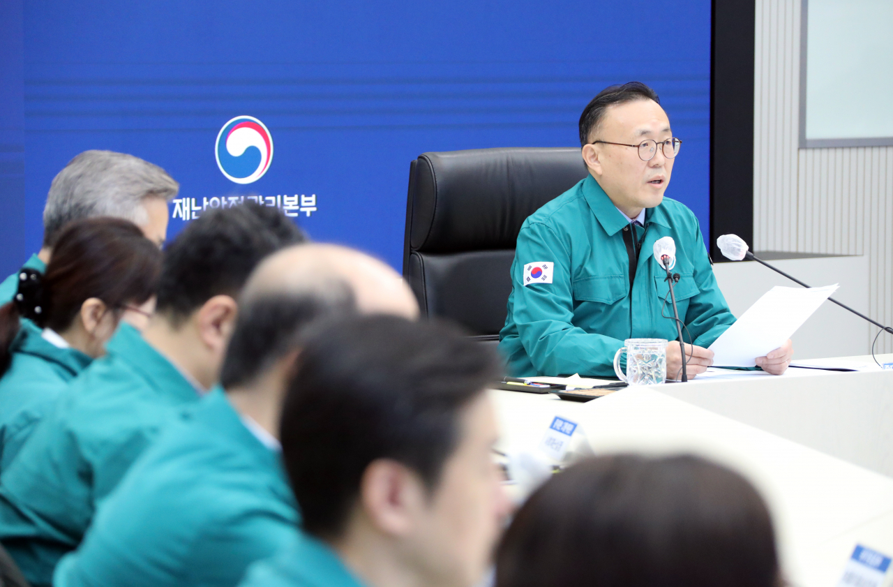 이한경 ‘의사 집단행동 중앙재난안전대책본부(중대본)’ 제2총괄조정관(행정안전부 재난안전관리본부장)이 5일 오전 정부세종청사 상황실에서 중대본 9차 회의를 주재하고 있다.[연합]