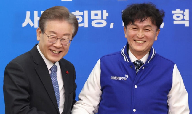 지난 2023년 12월 18일 국회에서 열린 더불어민주당 인재영입식에서 이재명 대표가 3호 영입 인재인 류삼영 전 총경에게 당 점퍼를 선물하고 있다.[연합]