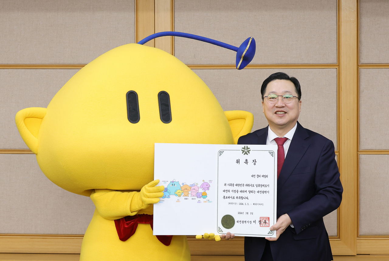 이장우시장이 5일 열린 확대간부회의에서 대전 꿈씨 패밀리를 대전시 홍보대사로 위촉하고 기념촬영을 하고 있다.